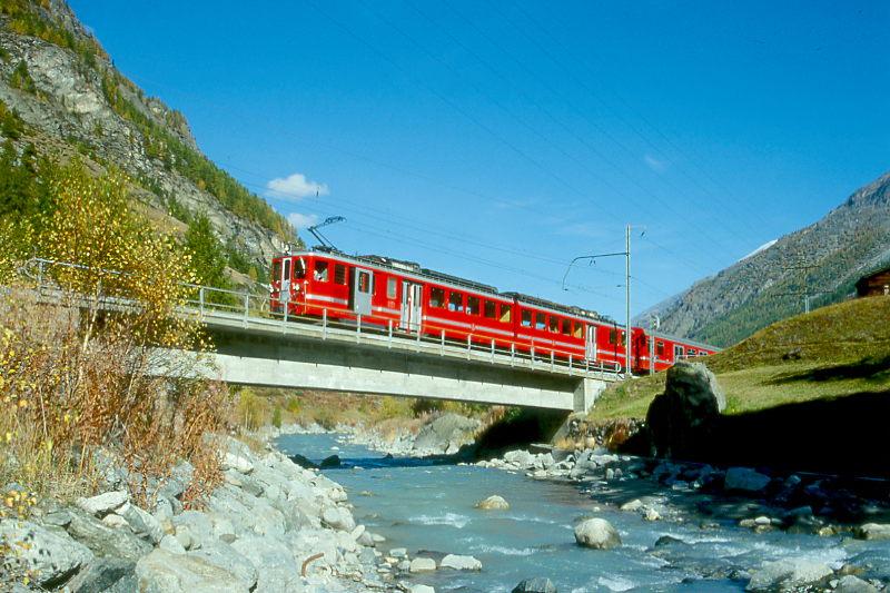 MGB BVZ PENDELZUG 65 von Tsch nach Zermatt am 12.10.1996 auf Tschsand-Brcke mit Zahnrad-Triebwagen BDeh 6/6 2032 - BDk 2235 - BDkt 2231.
