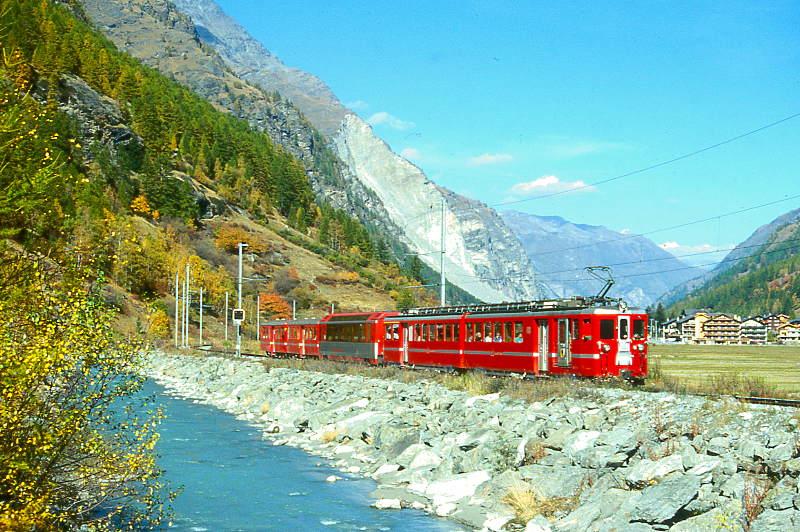 MGB BVZ Planmiger Entlastungs-SCHNELLZUG 1105 von Brig nach Zermatt am 12.10.1996 bei Tschsand mit Zahnrad-Doppeltriebwagen ABDeh 8/8 2041 - AS - 2B. Hinweis: Blick ber die Matter auf Tsch und Abrissgebiet Bergsturz Randa.
