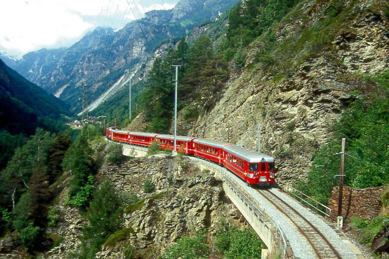 MGB BVZ REGIONALZUG 134 von Zermatt nach Brig am 10.06.1995 auf den Faulkinnbrcken II + I zwischen Kalpetran und Stalden-Saas mit Pendelzugkompo Steuerwagen voraus Bt 2252 - B 2282 - B 2290 - B 2287 - AD 2078 - Zahnrad-E-Lok HGe 4/4II 2 - AS. Hinweis: Fahrzeuge noch in alter Lackierung
