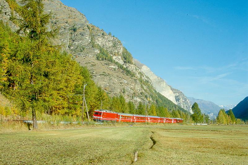 MGB BVZ REGIONALZUG 135 von Brig nach Zermatt am 12.10.1996 zwischen Randa und Tsch mit Zahnrad-E-Lok HGe 4/4II 2 - AD 2077 - B 2282 - Bt 2252 - B 2261 - AB 2262 - AB 2121. Hinweis: Beachtenswert sind die hier noch stehenden Holzmasten fr die 11 KV~ Oberleitung, Fahrzeuge noch in alter Lackierung
