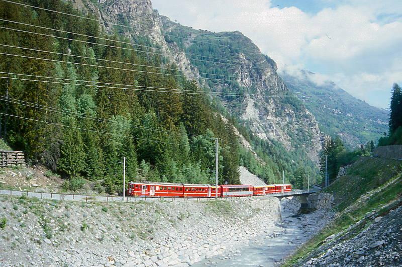 MGB BVZ REGIONALZUG 135 von Brig nach Zermatt am 21.05.1997 bei Sellibrcke kurz vor St.Niklaus mit Zahnrad-Doppeltriebwagen ABDeh 8/8 2041 - AS 2014 - A 2061 - B 2272. Hinweis: Die Brcke befindet sich meist im Schatten am oberen Ende der unwegsamen Kipfen-Schlucht.
