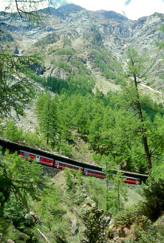 MGB BVZ REGIONALZUG 137 von Brig nach Zermatt am 02.08.1994 zwischen Tsch und Zermatt in der Tschwang-Galerie mit Zahnrad-Gepcktriebwagen Deh 4/4 21 - A 2072 - B 2281 - Bt 2253. Hinweis: Fahrzeuge noch in alter Lackierung
