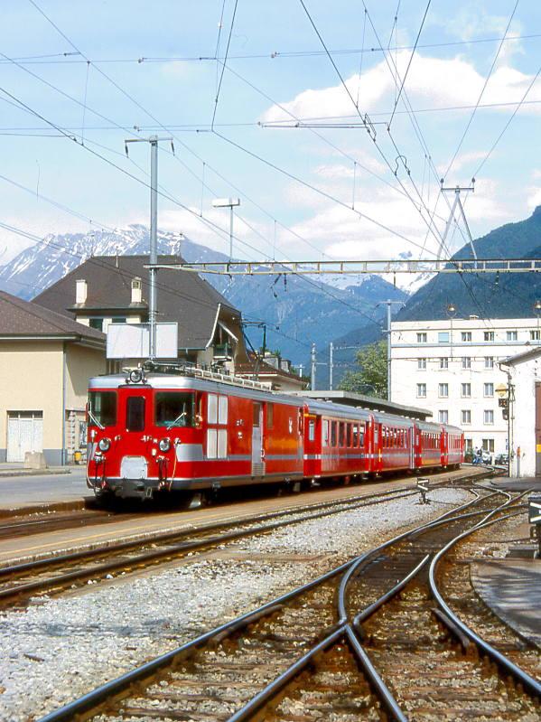 MGB BVZ REGIONALZUG 143 von Brig nach Zermatt am 21.05.1997 in Visp mit Zahnrad-Gepcktriebwagen Deh 4/4 23 - A 2073 - B 2290 - B 2285 - Bt 2254 - FO B 4270. Hinweis: Fahrzeuge noch in alter Lackierung, Bahnhofsanlagen vor Umbau.
