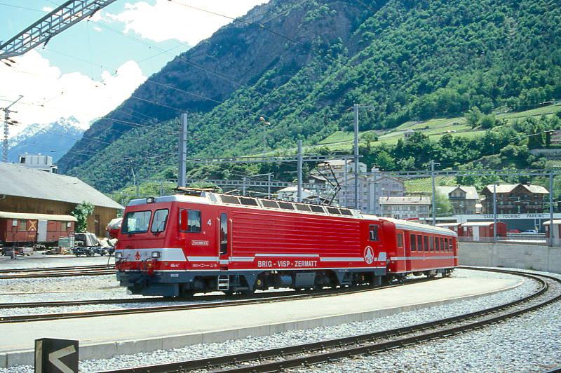 MGB BVZ REVISIONSABNAHMEFAHRT 4108 von Stalden-Saas nach Visp am 22.05.1997 in Visp mit Zahnrad-E-LOk HGe 4/4II 4 - B 2283. Hinweis: Gegenlichtaufnahme.
