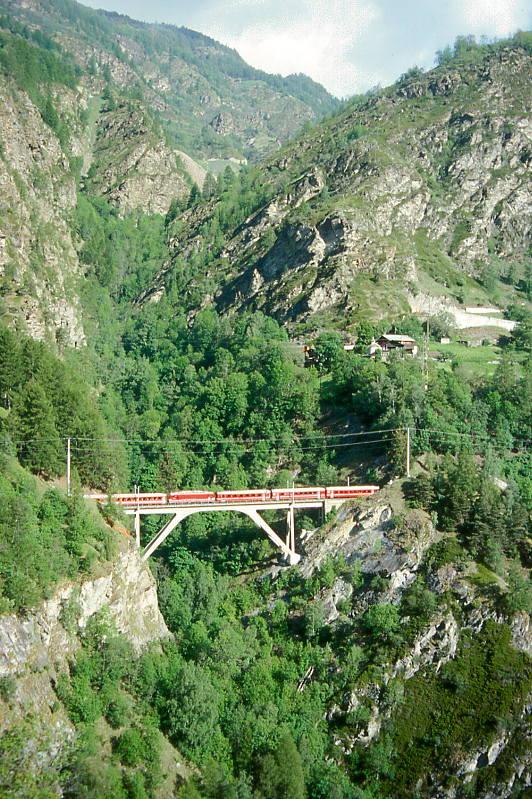 MGB BVZ SCHNELLZUG 100 GLACIER-EXPRESS A von Zermatt nach Disentis am 21.05.1997 auf Mhlebach-Viadukt mit Pendelzug Steuerwagen voraus Bt 2252 - B 2282 - AD 2077 - Zahnrad-E-Lok HGe 4/4 II 1 - FO B 4267 - FO BR 4296 - B 2287. Hinweis: BVZ und FO-Fahrzeuge noch in alter Lackierung
