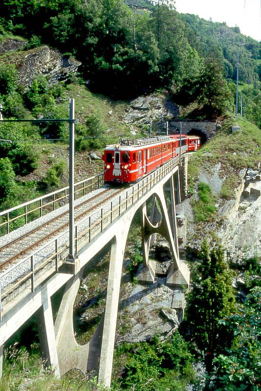 MGB BVZ SCHNELLZUG 105 von Brig nach Zermatt am 10.06.1995 auf Mhlebach-Viadukt zwischen Stalden-Saas und Kalpetran mit Zahnrad-Doppeltriebwagen ABDeh 8/8 2041 - AS 2013 - B 2264 - B 2272 - B 2278. Hinweis: BVZ-Fahrzeuge noch in alter Lackierung.
