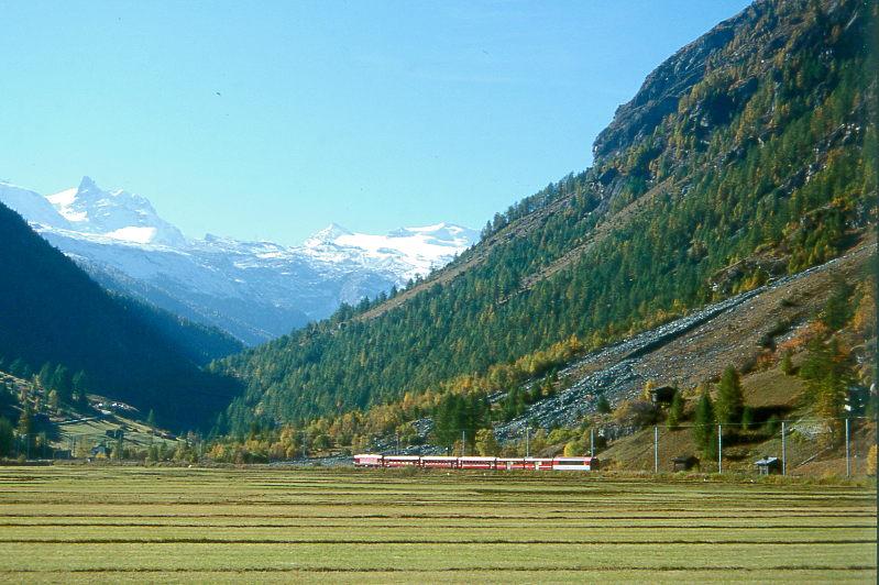 MGB BVZ SCHNELLZUG 105 von Brig nach Zermatt am 12.10.1996 auf Tschsand-Hochebene oberhalb Tsch mit Zahnrad-E-Lok HGe 4/4II 3 - AD 2078 - B 2283 - B 2259 - B 2266 - B 2269 - AS 2013. Hinweis: Blick Richtung Sden auf die bezaubernden Berge von Zermatt. 
