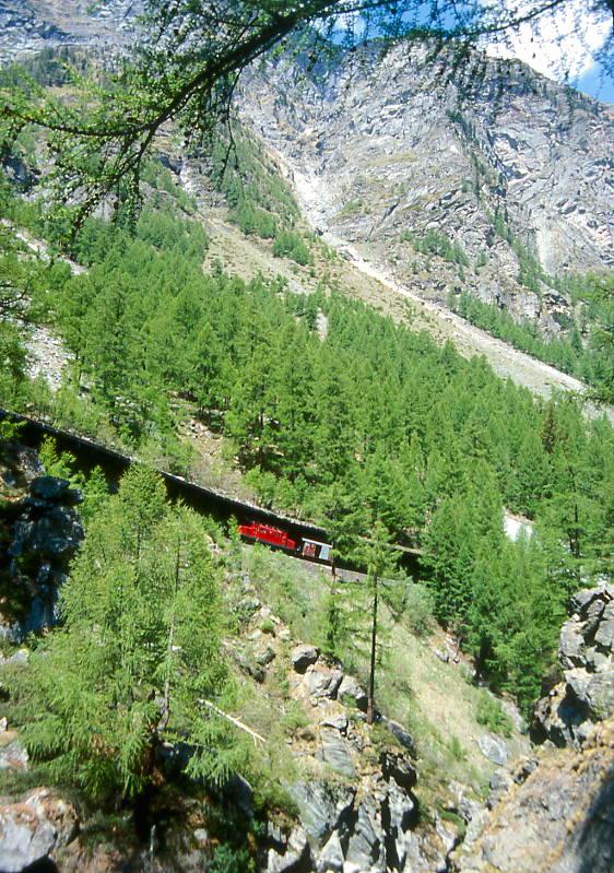 MGB BVZ UNKRAUTVERTILGUNGSZUG 4172 von Zermatt nach Visp am 23.05.1997 in der Tschwanggalerie mit X 2917 - Zahnrad-E-Lok HGe 4/4 I 12. Hinweis: Unkrautvertilgungswagen vorraus.
