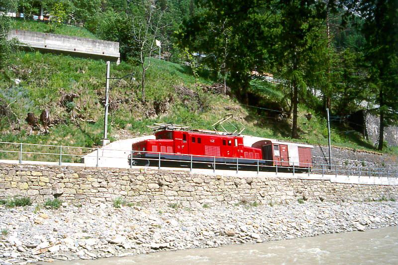 MGB BVZ UNKRAUTVERTILGUNGSZUG 4172 von Zermatt nach Visp am 23.05.1997 bei Herbriggen Zahnrad-E-Lok HGe 4/4 I 12 - X 2917. Hinweis: Zug auf Rckfahrt ins Depot
