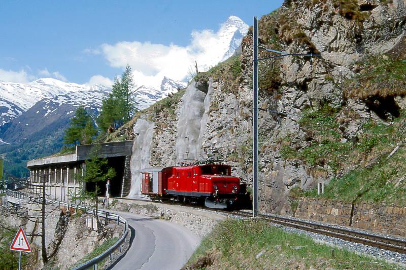 MGB BVZ UNKRAUTVERTILGUNGSZUG 5167 von Visp nach Zermatt am 23.05.1997 kurz vor Zermatt mit Unkrautvertilgungswagen voraus X 2917 - Zahnrad-E-Lok HGe 4/4I 12. Hinweis: Blick Richtung Matterhorn und Lugelwang-Galerie.
