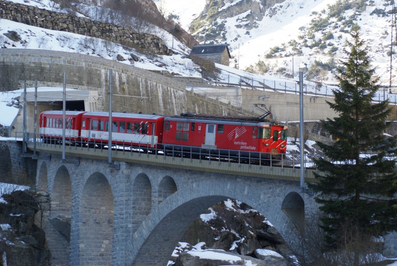 MGB Deh 4/4 52 mit Regio 638 vor Gschenen, am 18.2.08.