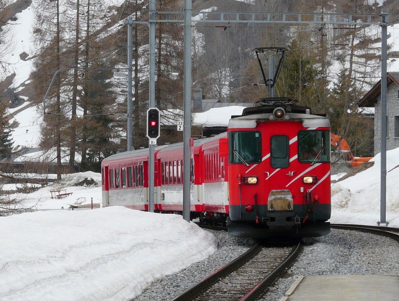 MGB - Einfahrender Regio von Brig nach Andermatt - Gschenen im Bahnhof von Mnster mit dem Gepcktriebwagen Deh 4/4 51 am 08.04.2009