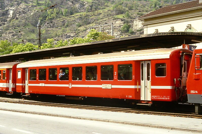 MGB ex BVZ - B 2283 am 05.05.1991 in Brig - 2. Klasse Personenwagen - Baujahr 1968 - SIG - Gewicht 11,90t - LP 18,14m - 64 Sitzpltze - zulssige Geschwindigkeit km/h 90 - Lebenslauf; ex BVZ B 2283 - 2003 MGB B 228 - 3=03.03.1990 - BVZ-Logo alt klein - Hinweis: die Fahrzeugserie besteht aus 10 Wagen mit den Nummern 2281 bis 2290

