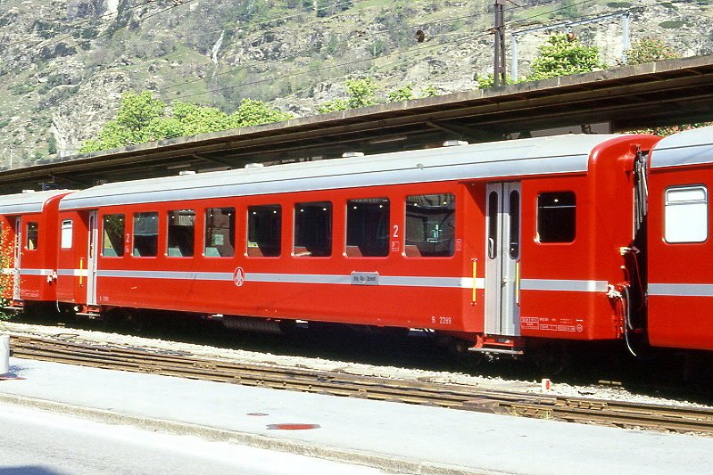 MGB ex BVZ - B 2289 am 05.05.1991 in Brig - 2. Klasse Personenwagen - Baujahr 1975 - SIG - Gewicht 12,30t - LP 18,14m - 64 Sitzpltze - zulssige Geschwindigkeit km/h 80 - Lebenslauf; ex BVZ B 2289 - 2003 MGB B 2289 - 3=25.09.1986 - BVZ-Logo alt klein - Hinweis: die Fahrzeugserie besteht aus 10 Wagen mit den Nummern 2281 bis 2290
