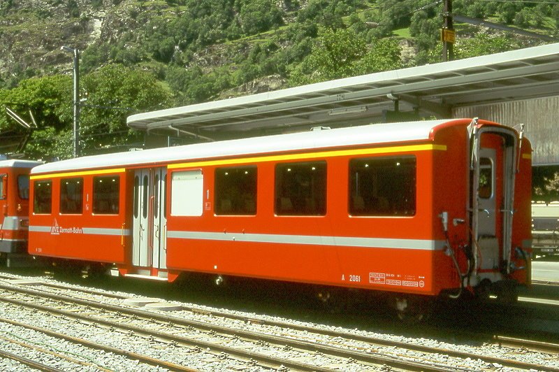 MGB exBVZ A 2061 II am 17.06.1995 in Brig - 1.Klasse-Mitteleinstiegswagen - Baujahr 1961 - SIG - Gewicht 13,00t - LP 15,82m - 34 Sitzpltze/25 Stehpltze - zulssige Geschwindigkeit km/h 80 - Lebenslauf: ex BVZ A4 2053 - 1965 A 2061 II - 2003 MGB A 2061 II  - Logo BVZ neu gro - Hinweis: Die Wagenserie besteht aus 7 Wagen mit den Nummern 2061 bis 2067.
