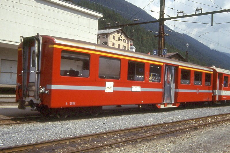 MGB exBVZ A 2062 am 12.08.1991 in Disentis - 1.Klasse-Mitteleinstiegswagen - Baujahr 1961 - SIG - Gewicht 11,80t - LP 15,82m - 34 Sitzpltze/25 Stehpltze - zulssige Geschwindigkeit km/h 80 - Lebenslauf: ex BVZ A4 2062 - 1965 A 2062 - 2003 MGB A 2062 - Logo BVZ alt klein - Hinweis: Die Wagenserie besteht aus 7 Wagen mit den Nummern 2061 bis 2067.
