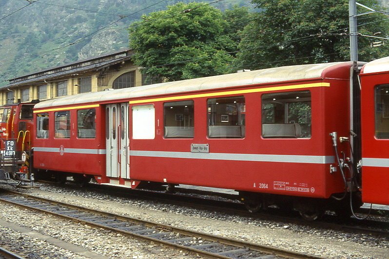 MGB exBVZ A 2064 am 05.06.1990 in Brig - 1.Klasse-Mitteleinstiegswagen - Baujahr 1961 - SIG - Gewicht 11,80t - LP 15,82m - 34 Sitzpltze/25 Stehpltze - zulssige Geschwindigkeit km/h 80 - Lebenslauf: ex BVZ A4 2064 - 1965 A 2064 - 2003 MGB A 2064 - Logo BVZ alt klein - Hinweis: Die Wagenserie besteht aus 7 Wagen mit den Nummern 2061 bis 2067.
