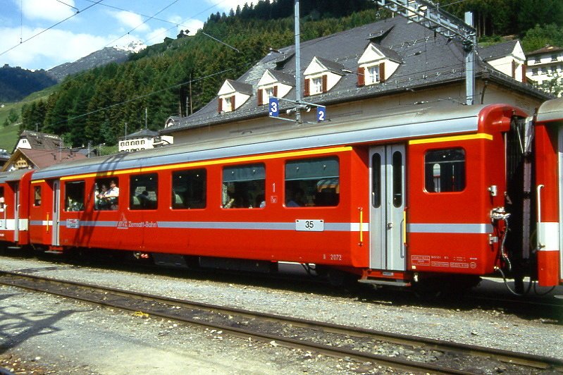 MGB exBVZ A 2072 am 01.06.1993 in Disentis - 1.Klasse-Einheitswagen - Baujahr 1969 - SIG - Gewicht 11,80t - LP 17,37m - 36 Sitzpltze/25 Stehpltze - zulssige Geschwindigkeit km/h 80 - 3=23.06.1990 - Lebenslauf: ex BVZ A 2072 - 2003 MGB A 2082 - Logo BVZ gro neu - Hinweis: Die Wagenserie bestand aus 8 Wagen mit den Nummern 2071 bis 2078.

