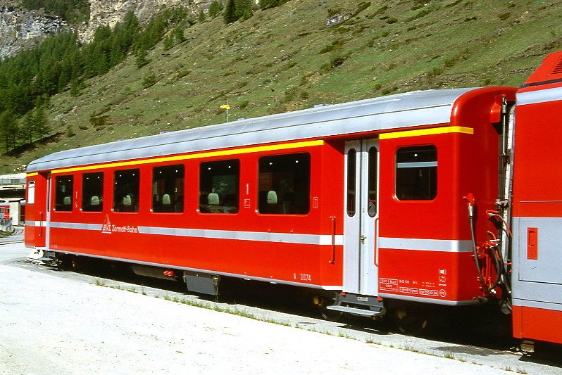 MGB exBVZ A 2074 am 23.05.1997 in Zermatt - 1.Klasse-Wagen - Baujahr 1969 - SIG - Gewicht 13,50t - LP 17,37m - 36 Sitzpltze/30 Stehpltze - zulssige Geschwindigkeit km/h 90 - 4=20.12.1995 - Logo BVZ neu gro - Lebenslauf: ex BVZ A 2074 - 2003 MGB A 2074 - Hinweis: Die Wagenserie bestand aus 8 Wagen mit den Nummern 2071 bis 2078.
