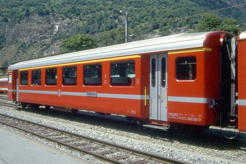 MGB exBVZ A 2076 am 04.06.1993 in Brig - 1.Klasse-Wagen - Baujahr 1971 - SIG - Gewicht 12,20t - LP 17,37m - 36 Sitzpltze/30 Stehpltze - zulssige Geschwindigkeit km/h 90 - 3=16.03.1990 - Logo BVZ alt klein - Lebenslauf: ex BVZ A 2076 - 2003 MGB A 2076 - Hinweis: Die Wagenserie bestand aus 8 Wagen mit den Nummern 2071 bis 2078.
