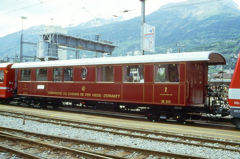 MGB exBVZ AB 2121 am 26.05.1996 in Visp - 1./2. Klasse-Personenwagen - Baujahr 1906 - SIG - Gewicht 15,20t - Sitzpltze 18/22 - LP 14,80m - zulssige Geschwindigkeit km/h 60 - 529.09.1995 - Lebenslauf: ex BVZ B4 17 - 1937 ABC4 27 I - 1949 ABC4 25 II - 1959 AB4 2121 - 1964 AB 2121 - 1992 ausr - 29.09.1995 AB 2121 - 2003 MGB AB 2121.
