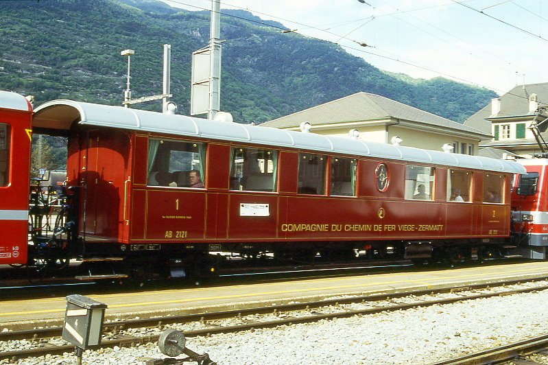 MGB exBVZ AB 2121 am 26.05.1996 in Visp - 1./2. Klasse-Personenwagen - Baujahr 1906 - SIG - Gewicht 15,20t - Sitzpltze 18/22 - LP 14,80m - zulssige Geschwindigkeit km/h 60 - 529.09.1995 - Lebenslauf: ex BVZ B4 17 - 1937 ABC4 27 I - 1949 ABC4 25 II - 1959 AB4 2121 - 1964 AB 2121 - 1992 ausr - 29.09.1995 AB 2121 - 2003 MGB AB 2121.
