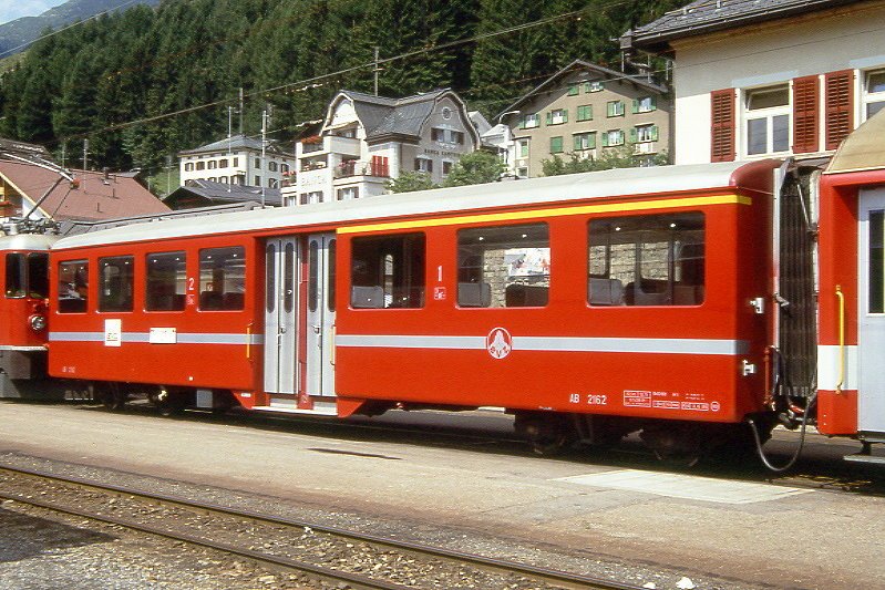 MGB exBVZ AB 2162 am 13.08.1991 in Disentis - 1./2. Klasse-Mitteleinstiegs-Personenwagen - Baujahr 1955 - SIG - Gewicht 12,00t - Sitzpltze 17/28 + 25 Stehpltze - LP 14,67m - zulssige Geschwindigkeit km/h 80 - Logo BVZ alt klein - 4=03.06.1985 - Lebenslauf: ex BVZ BC4 122 - 1956 AB4 2122 - 1965 AB 2162 - 2003 MGB AB 2162.
