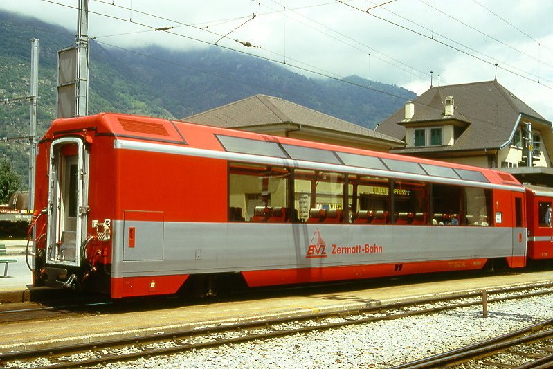 MGB exBVZ - AS 2013 am 09.06.1995 in Visp - 1.Klasse PANORAMAWAGEN - Baujahr 1993 - Breda/SIG - Gewicht 18,90t - LP 18,50m - 48 Sitzpltze - zulssige Geschwindigkeit 90 km/h - Mutation: ex BVZ As 2013 - 2003 MGB AS 2013 - Hinweis: die Wagenserie der ex BVZ besteht aus 4 Fahrzeugen mit den Nummern 2011 bis 2014 (baugleich mit ex FO AS 4021 bis AS 4030)
