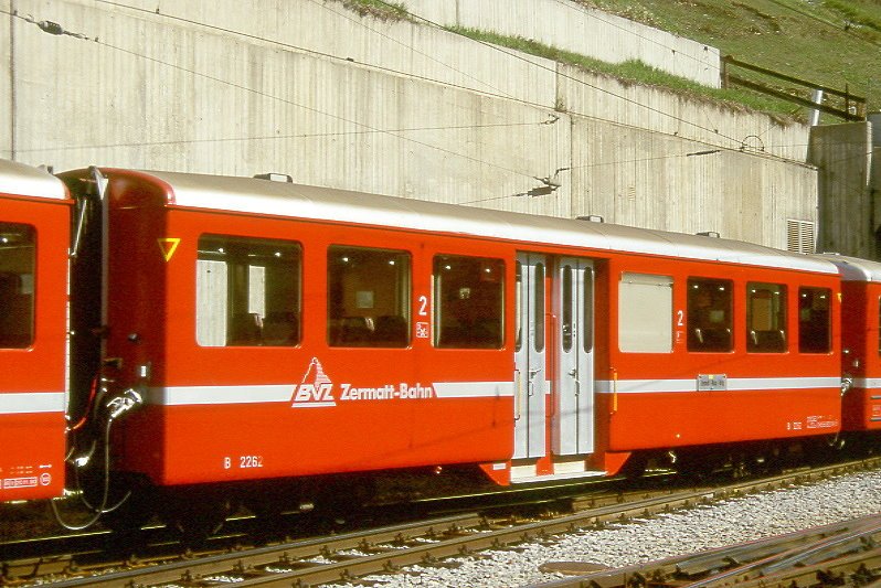 MGB exBVZ B 2262 am 23.05.1997 in Zermatt - 2. Klasse-Mitteleinstiegswagen - Baujahr 1955 - SIG - Gewicht 11,90t - Sitzpltze 52 + 25 Stehpltze - LP 13,57m - zulssige Geschwindigkeit km/h 80 - Logo BVZ neu gro - 3=11.10.1993 - Lebenslauf: ex C4 132 II - 1959 B4 2242 I - 1965 B 2262 - 2003 MGB B 2262 - Hinweis: Die Fahrzeugserie bestand aus 16 Wagen mit den Nummern 2261 bis 2276 - mit Kennzeichnung an den Ecken.
