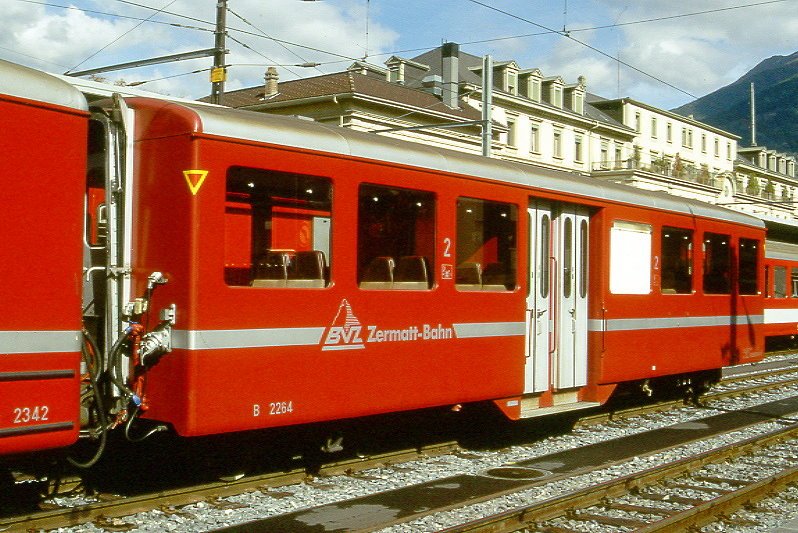 MGB exBVZ B 2264 am 07.10.1996 in Brig - 2. Klasse-Mitteleinstiegswagen - Baujahr 1960 - SIG - Gewicht 11,60t - Sitzpltze 52 + 25 Stehpltze - LP 13,57m - zulssige Geschwindigkeit km/h 80 - Logo BVZ neu gro - 3=10.11.1993 - Lebenslauf: ex B4 2244 - 1965 B 2264 - 2003 MGB B 2264 - Hinweis: Die Fahrzeugserie bestand aus 16 Wagen mit den Nummern 2261 bis 2276
