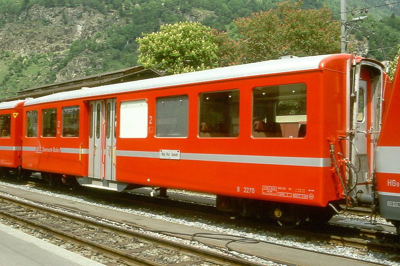MGB exBVZ - B 2270 am 18.05.1997 in Brig - 2. Klasse Mitteleinstiegswagen - Baujahr 1963 - SIG - Gewicht 11,60t - LP 13,57m - 48 Sitzpltze 25 Stehpltze - zulssige Geschwindigkeit km/h 80 - Logo BVZ neu gro - 4=07.03.1997 - Lebenslauf: exBVZ B 2270 - 2003 MGB B 2270 - Hinweis: die Fahrzeugserie bestand aus 16 Wagen mit den Nummern 2261 bis 2276. 

