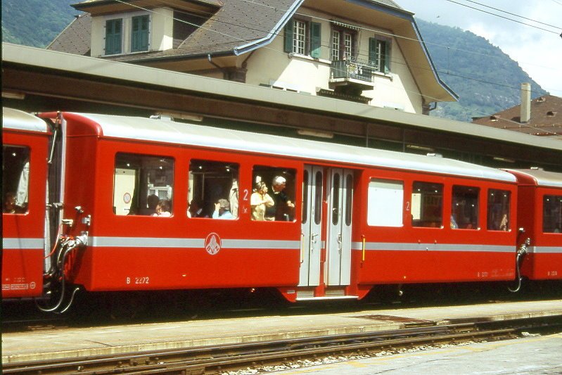 MGB exBVZ - B 2272 am 09.06.1995 in Visp - 2. Klasse Mitteleinstiegswagen - Baujahr 1963 - SIG - Gewicht 11,80t - LP 13,57m - 48 Sitzpltze 25 Stehpltze - zulssige Geschwindigkeit km/h 80 - Logo BVZ alt klein - 3=21.07.1988 - Lebenslauf: exBVZ B 2272 - 2003 MGB B 2272 - Hinweis: die Fahrzeugserie bestand aus 16 Wagen mit den Nummern 2261 bis 2276. 
