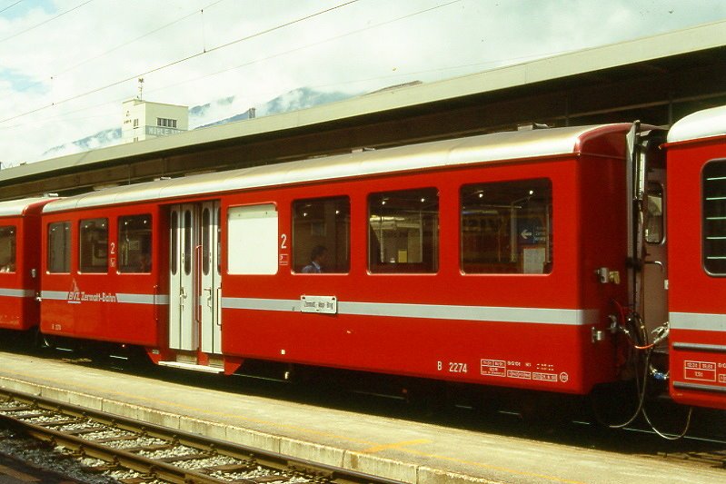 MGB exBVZ - B 2274 am 09.06.1995 in Visp - 2. Klasse Mitteleinstiegswagen - Baujahr 1963 - SIG - Gewicht 11,00t - LP 13,57m - 52 Sitzpltze 24 Stehpltze - zulssige Geschwindigkeit km/h 80 - Logo BVZ neu gro - 3=21.06.1992 - Lebenslauf: exBVZ B 2274 - 2003 MGB B 2274 - Hinweis: die Fahrzeugserie bestand aus 16 Wagen mit den Nummern 2261 bis 2276. 
