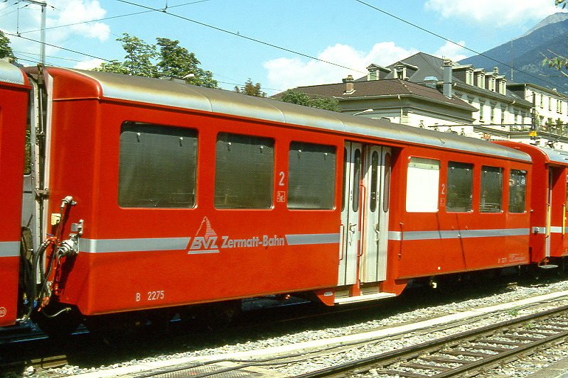 MGB exBVZ - B 2275 am 20.05.1998 in Brig - 2. Klasse Mitteleinstiegswagen - Baujahr 1963 - SIG - Gewicht 11,00t - LP 13,57m - 52 Sitzpltze 25 Stehpltze - zulssige Geschwindigkeit km/h 80 - Logo BVZ neu gro - 3=20.07.1992 - Lebenslauf: exBVZ B 2275 - 2003 MGB B 2275 - Hinweis: ohne Kennzeichnung an den Ecken, die Fahrzeugserie bestand aus 16 Wagen mit den Nummern 2261 bis 2276. 
