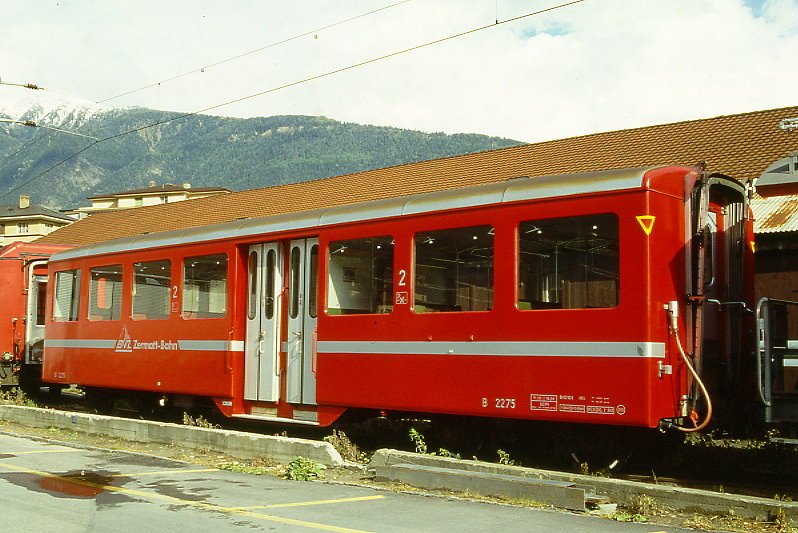 MGB exBVZ - B 2275 am 20.05.1996 in Brig - 2. Klasse Mitteleinstiegswagen - Baujahr 1963 - SIG - Gewicht 11,00t - LP 13,57m - 52 Sitzpltze 25 Stehpltze - zulssige Geschwindigkeit km/h 80 - Logo BVZ neu gro - 3=20.07.1992 - Lebenslauf: exBVZ B 2275 - 2003 MGB B 2275 - Hinweis: mit Kennzeichnung an den Ecken, die Fahrzeugserie bestand aus 16 Wagen mit den Nummern 2261 bis 2276. 
