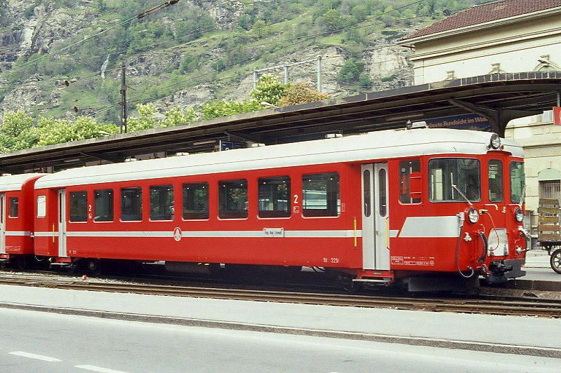MGB exBVZ Bt 2251 am 17.05.1991 in Brig - 2. Klasse-Steuerwagen - Baujahr 1975 - SIG/SAAS - Gewicht 13,80t - Sitzpltze 64 - LP 18,56m - zulssige Geschwindigkeit km/h 80 - Logo BVZ alt klein - 3=15.02.1991 - Lebenslauf: ex Bt 2251 - 2003 MGB Bt 2251 - Hinweis: Die Fahrzeugserie besteht aus 4 Wagen mit den Nummern 2251 bis 2254 und wurde fr 11 - 24 beschafft.
