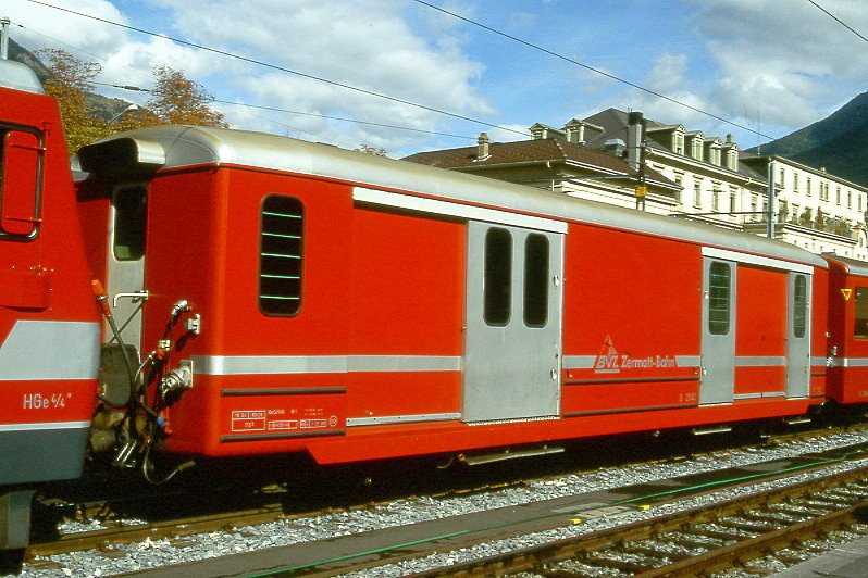 MGB exBVZ D 2342 am 07.10.1996 in Brig - Gepckwagen - Baujahr 1955 - SWA/BVZ - Gewicht 11,50t - Ladegewicht 7,50t - LP 13,66m - zulssige Geschwindigkeit km/h 80 - 4=01.12.1989 - Lebenslauf: ex BVZ FZ4 56 II - 1959 FZ4 2351 - 1964 DZ 2351 - 1979 D 2342 - 2003 MGB D 2342
