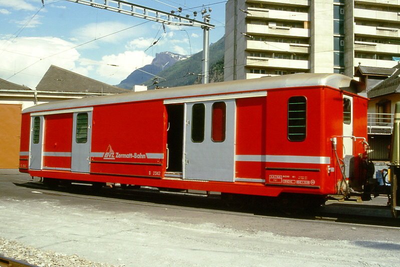 MGB exBVZ D 2342 am 23.05.1997 in Visp - Gepckwagen - Baujahr 1955 - SWA/BVZ - Gewicht 11,50t - Ladegewicht 7,50t - LP 13,66m - zulssige Geschwindigkeit km/h 80 - 4=01.12.1989 - Lebenslauf: ex BVZ FZ4 56 II - 1959 FZ4 2351 - 1964 DZ 2351 - 1979 D 2342 - 2003 MGB D 2342

