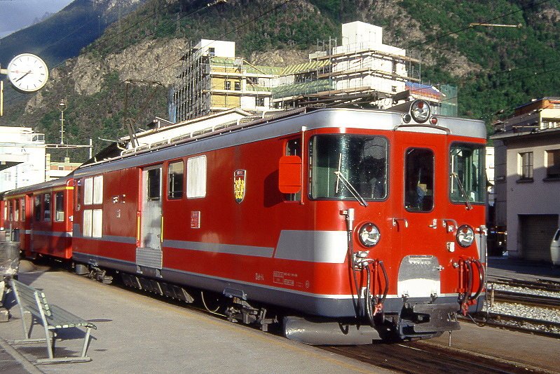 MGB exBVZ - Deh 4/4 21 am 20.05.1993 in Visp - Zahnrad-Gepcktriebwagen Deh 4/4 21  STALDEN  Baujahr 1975 - SLM/SIG/SAAS - 1094 KW - Gewicht 49,00t - Gepckabteil Zuladung 2,50t - LP 16,90m - zulssige Geschwindigkeit A65/Z35 km/h. Lebenslauf: ex BVZ Deh 4/4 21 - 2003 MGB Deh 4/4 21
