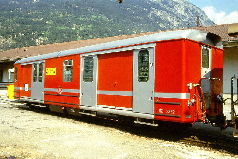 MGB exBVZ DZ 2352 am 11.08.1991 in Brig - Gepck/Postwagen - Baujahr 1955 - SWS/BVZ - Gewicht 12,30t - Ladegewicht 7,50t - LP 13,68m - zulssige Geschwindigkeit km/h 80 - 1=02.05.1988 - Logo BVZ alt klein - Lebenslauf: ex BVZ FZ4 57 - 1960 FZ4 2352 - 1963 DZ 2352 - 2003 MGB DZ 2352
