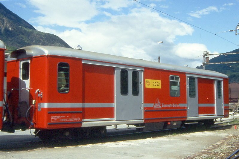 MGB exBVZ DZ 2352 am 20.05.1993 in Brig - Gepck/Postwagen - Baujahr 1955 - SWS/BVZ - Gewicht 12,30t - Ladegewicht 7,50t - LP 13,68m - zulssige Geschwindigkeit km/h 80 - 4=04.09.1992 - Logo BVZ neu gro - Lebenslauf: ex BVZ FZ4 57 - 1960 FZ4 2352 - 1963 DZ 2352 - 2003 MGB DZ 2352
