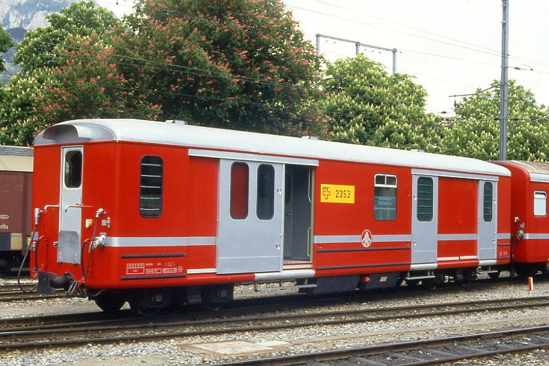 MGB exBVZ DZ 2353 am 17.05.1991 in Brig - Gepck/Postwagen - Baujahr 1961 - SWA/BVZ - Gewicht 12,20t - Ladegewicht 7,50t - LP 13,66m - zulssige Geschwindigkeit km/h 80 - 3=30.08.1990 - Logo BVZ alt klein - Lebenslauf: ex BVZ FZ4 2353 - 1964 DZ 2353 - 2003 MGB DZ 2353
