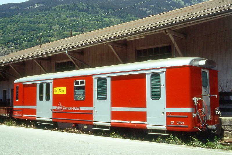 MGB exBVZ DZ 2353 am 17.06.1995 in Brig - Gepck/Postwagen - Baujahr 1961 - SWS/BVZ - Gewicht 12,20t - Ladegewicht 7,50t - LP 13,66m - zulssige Geschwindigkeit km/h 80 - 4=30.11.1992 - Logo BVZ neu gro - Lebenslauf: ex BVZ FZ4 2353 - 1964 DZ 2353 - 2003 MGB DZ 2353

