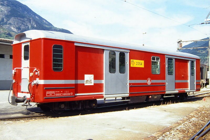 MGB exBVZ DZ 2354 am 18.08.1991 in Brig - Gepck/Postwagen - Baujahr 1968 - SWS/BVZ - Gewicht 12,50t - Ladegewicht 7,50t - LP 13,66m - zulssige Geschwindigkeit km/h 80 - Logo BVZ alt klein - 4=15.11.1990 - Lebenslauf: ex BVZ DZ 2354 - 2003 MGB DZ 2354
