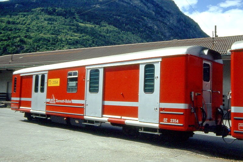 MGB exBVZ DZ 2354 am 20.05.1993 in Brig - Gepck/Postwagen - Baujahr 1968 - SWS/BVZ - Gewicht 12,50t - Ladegewicht 7,50t - LP 13,66m - zulssige Geschwindigkeit km/h 80 - Logo BVZ neu gro - 4=15.11.1990 - Lebenslauf: ex BVZ DZ 2354 - 2003 MGB DZ 2354
