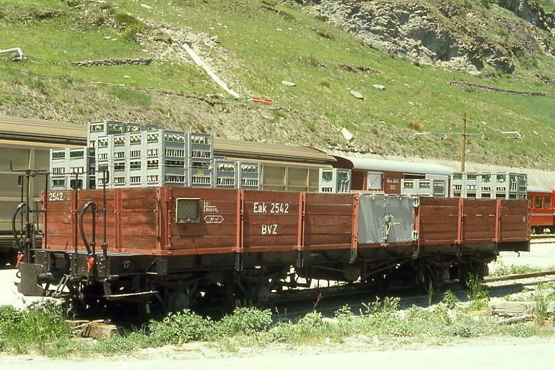 MGB exBVZ - Eak 2542 am 01.06.1990 in Zermatt - Niederbordwagen 4-achsig mit 1 offenen Plattform - Baujahr 1890 - SIG6481 - Gewicht 8,40t - Ladegewicht 10,00t - LP 11,10m - zulssige Geschwindigkeit 55 km/h - 1=22.06.1989 - Lebenslauf: ex L 72 - 1959 L 2512 - 1959 L 2542 - 1973 Eak 2542 - 1996 ausr - ? Abbruch nach 1996
