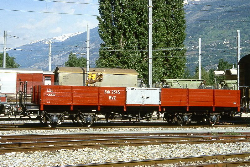 MGB exBVZ - Eak 2545 am 24.05.1997 in Visp - Niederbordwagen 4-achsig mit 1 offenen Plattform - Baujahr 1898 - SIG8267/ACMV1364 - Gewicht 8,40t - Ladegewicht 10,00t - LP 11,10m - zulssige Geschwindigkeit 55 km/h - 3=17.01.1997 - Lebenslauf: ex L 75 - 1959 L 2515 - 1959 L 2545 - 1973 Eak 2545 - 2003 MGB Eak 2545 - 09/2005 Abbruch
