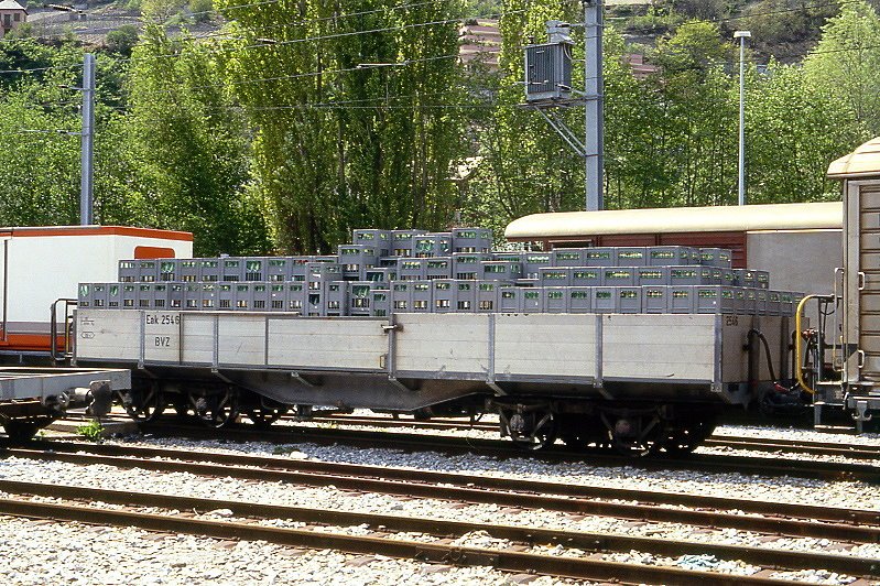 MGB exBVZ - Eak 2546 am 06.05.1991 in Visp - Niederbordwagen 4-achsig mit 1 offenen Plattform - Baujahr 1907 - SIG - Gewicht 8,70t - Ladegewicht 10,00t - LP 11,10m - zulssige Geschwindigkeit 55 km/h - Lebenslauf: ex L 76 - 1959 L 2516 - 1959 L 2546 - 1973 Eak 2546 - 2003 MGB Eak 2546 - 08/2005 DFB - 08/2005 Abbruch
