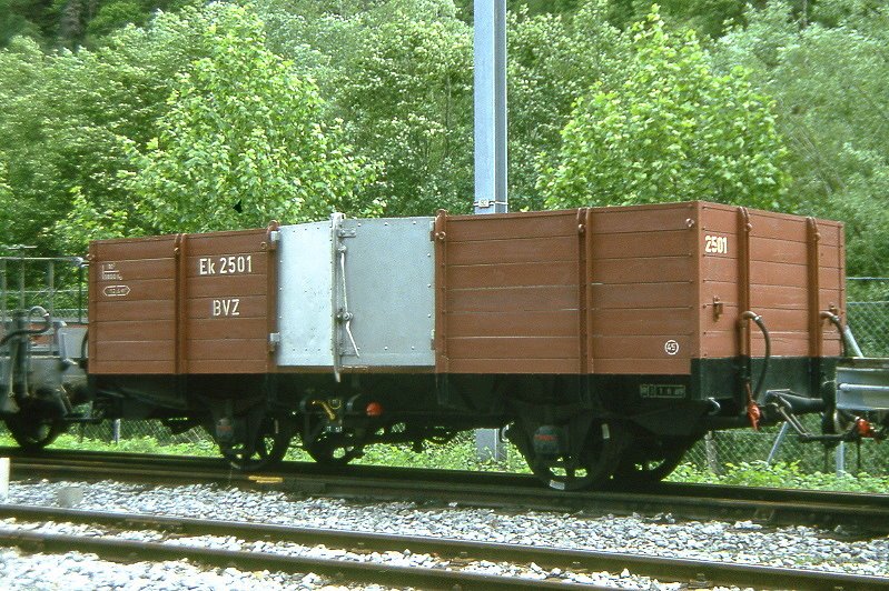 MGB exBVZ - Ek 2501 am 20.05.1993 in Visp - Hochbordwagen 2-achsig mit 1 offenen Plattform - Baujahr 1889 - SIG6437 - Gewicht 5,80t - Ladegewicht 10,00t - LP 6,91m - zulssige Geschwindigkeit 45 km/h - 3=01.08.1989 - Lebenslauf: ex LD L 102 - 1895 RhB L 102 - 1899 L 1002 - 1911 L 6002 - 1913 an Batignolles Bau BFD - 1936 FO L 556 - 1955 BVZ L 556 - 1957 L 171 - 1959 L 2501 - 1973 Ek 2501 - 01/1995 X 2919 - 1998 DFB X 2919 - Hinweis: Wagen stammt aus 1. Bauserie der Landquart-Davos-Bahn! 
