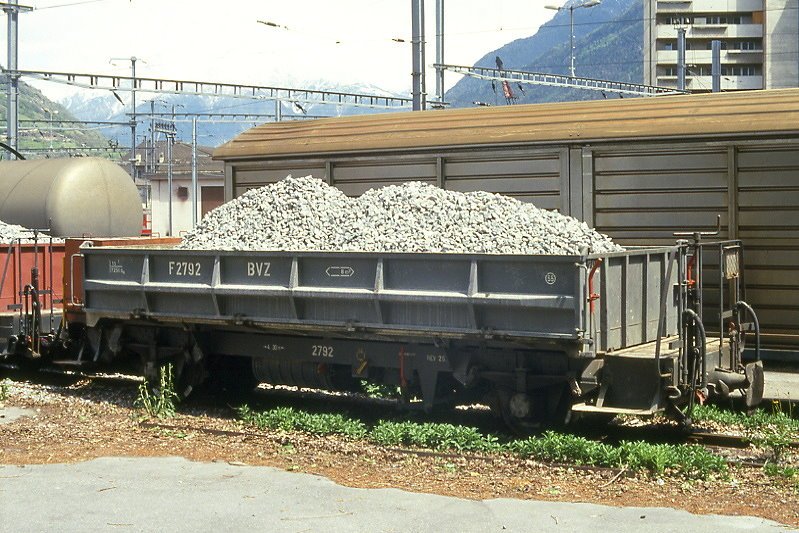 MGB exBVZ - F 2792 am 17.05.1991 in Visp - Schotterwagen mit Kippmulde 2-achsig mit 1 offenen Plattform - Baujahr 1958 - SIG/Wirz - Gewicht 7,25t - Ladegewicht: 15,00t - LP 7,90m - zulssige Geschwindigkeit km/h 55 - Lebenslauf: ex Sk 402 - 1959 Sk 2792 - 1973 F 2792 - 2003 MGB F 2792
